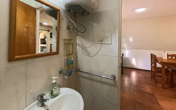 Baño con lavatorio y calefón