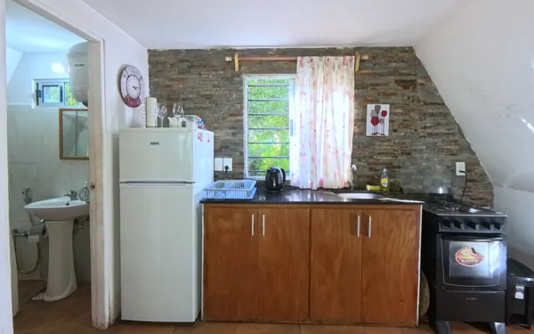 Cocina con heladera, mesada y cocina con horno