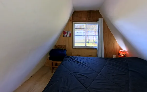 La otra cama del dormitorio, junto a la ventana