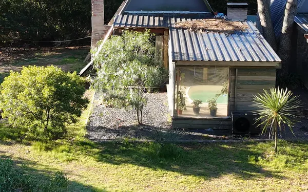 La cabaña desde el aire, con su jardín y la piscina