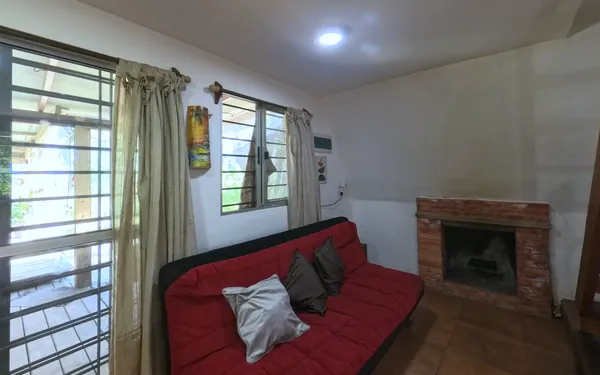 Living con estufa a leña y sofá