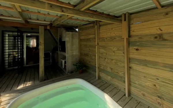 Piscina con deck y paredes de madera